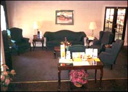 Howard Johnson Hotel & Suites - Williamsburg